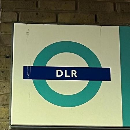 Luxurious Dlr Apartment Londen Buitenkant foto